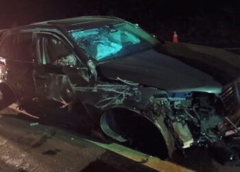 Veículo sai da pista, colide contra barranco e capota na BR-373