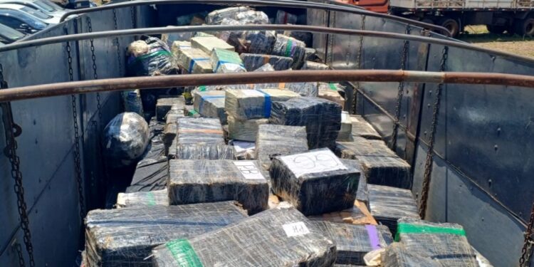 PRF apreende carreta carregada com 5,5 toneladas de maconha no Paraná