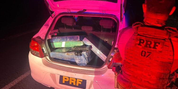 Casal de traficantes é preso pela PRF com 150 kg de maconha que seriam entregues em Curitiba