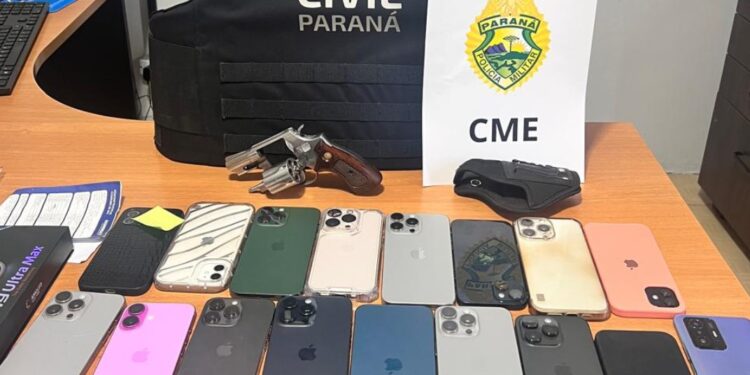 Polícia recupera celulares furtados e apreende arma de fogo em Curitiba