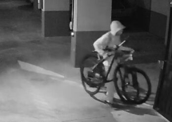 Câmera de segurança registra ação de criminosos em condomínio de Curitiba; três bicicletas foram levadas