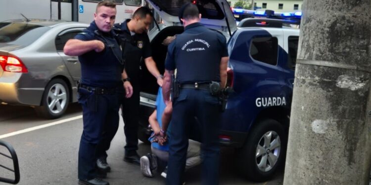 Guarda Municipal prende criminoso de bike que arrancou celular de vítima e empreendeu fuga; ele alegou que cometeu o crime pois está devendo 3 meses de aluguel