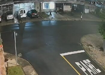 Adolescente de 17 anos morre ao ser baleado na cabeça durante assalto em Curitiba; criminoso estava tornozelado e foi preso