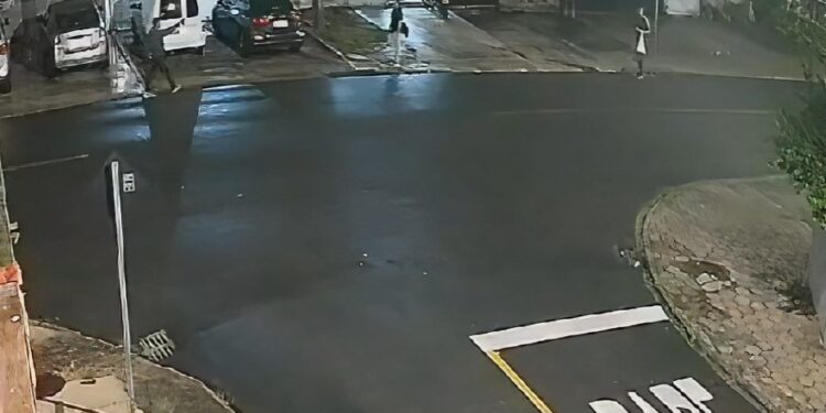 Adolescente de 17 anos morre ao ser baleado na cabeça durante assalto em Curitiba; criminoso estava tornozelado e foi preso