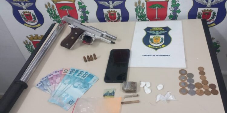 Homem armado tenta fugir da Guarda Municipal na Linha Verde, mas é preso com drogas e pistola 9mm