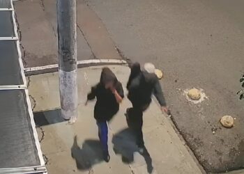 Porteiro enfrenta criminoso dentro de condomínio em Curitiba, veja o vídeo