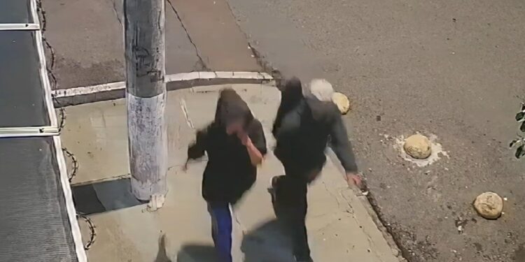 Porteiro enfrenta criminoso dentro de condomínio em Curitiba, veja o vídeo