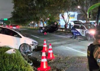 Motorista suspeito ter misturado cocaína com bebida alcoólica voa em canteiro e atinge carro na Linha Verde; ele tentou fugir a pé, mas acabou preso