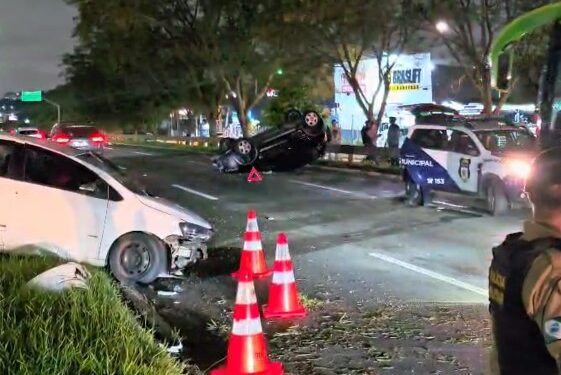 Motorista suspeito ter misturado cocaína com bebida alcoólica voa em canteiro e atinge carro na Linha Verde; ele tentou fugir a pé, mas acabou preso