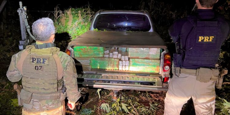 PRF apreende mais de 1 tonelada de maconha em duas ocorrências simultâneas