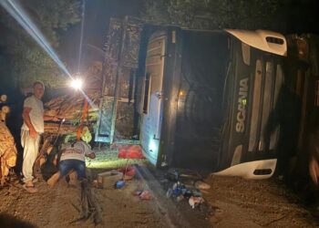 Testemunhas relatam que uma adolescente dirigia caminhão de toras que tombou e matou casal na RMC