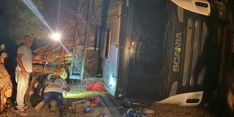 Testemunhas relatam que uma adolescente dirigia caminhão de toras que tombou e matou casal na RMC