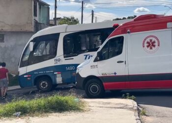 Adolescente de 15 anos é socorrida em estado gravíssimo após ser atropelada por micro-ônibus