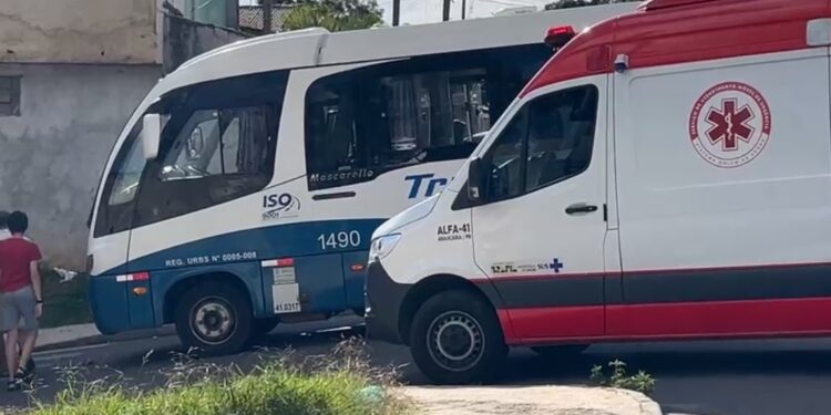 Adolescente de 15 anos é socorrida em estado gravíssimo após ser atropelada por micro-ônibus