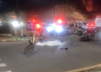 Rapaz em moto tenta fugir da PM, bate em van e morre