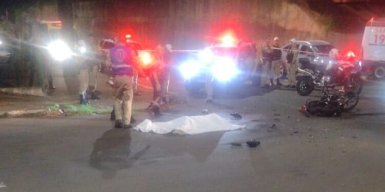 Rapaz em moto tenta fugir da PM, bate em van e morre