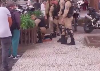 Policiais ajudam a salvar homem que enfartou no centro de Curitiba