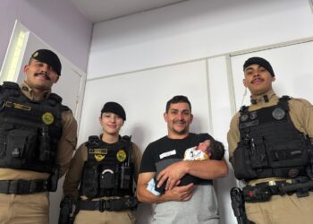 Policiais militares escoltam mulher em trabalho de parto até maternidade