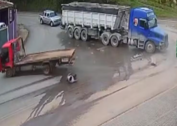 Após colisão, motorista cai de cabine de caminhão e quase é atropelado, no Paraná