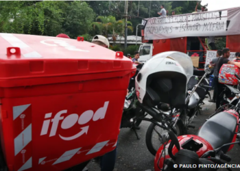 Entregadores de aplicativos protestam contra precarização do trabalho
