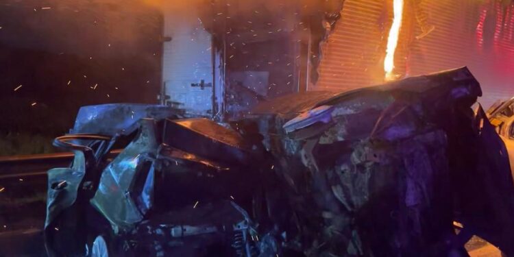 Engavetamento com cinco veículos deixa uma vítima fatal e interdita BR-376 em Ponta Grossa