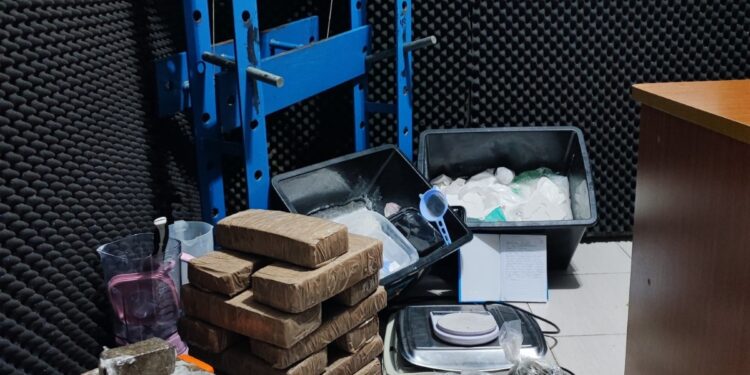 ROTAM do 20° Batalhão descobre “laboratório caseiro” e faz grande apreensão de drogas na RMC