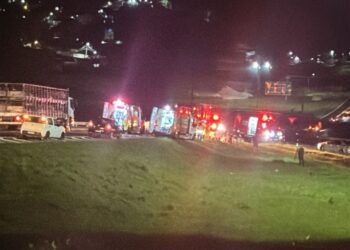 Colisão frontal entre carros deixa uma pessoa morta e seis feridas no Contorno Norte