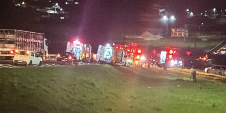 Colisão frontal entre carros deixa uma pessoa morta e seis feridas no Contorno Norte