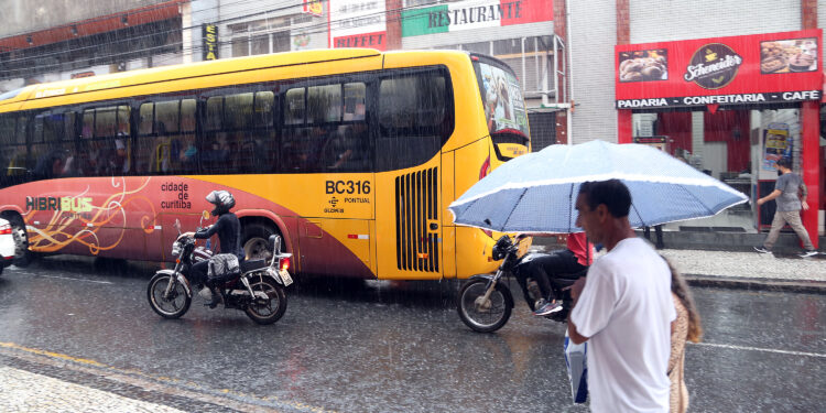 Chuva derruba temperaturas, mas calor volta já nesta semana ao Paraná, informa Simepar