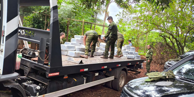 Com apoio de cão de faro, PMPR encontra 2 toneladas de drogas e armas em bunker