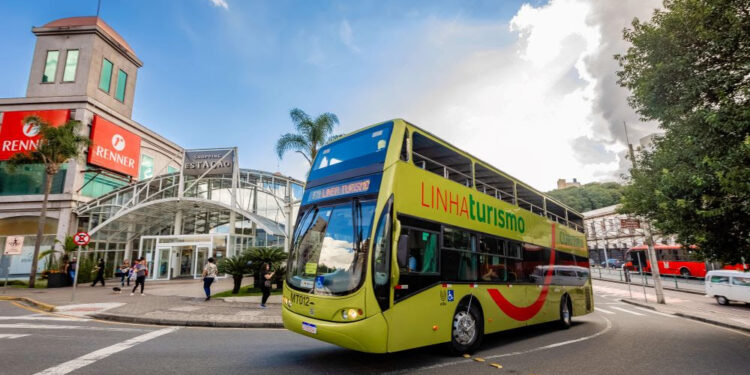 No aniversário de Curitiba, Shopping Estação distribui livros de colorir com pontos turísticos da cidade