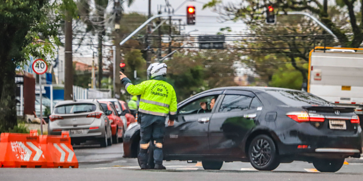 Ruas de Curitiba terão bloqueios temporários de trânsito para procissões da Sexta-feira Santa