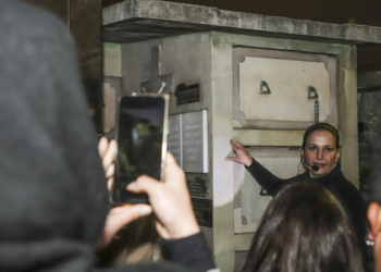 Céu de outono e lua cheia dão o tom às visitas guiadas noturnas ao Cemitério Municipal de Curitiba