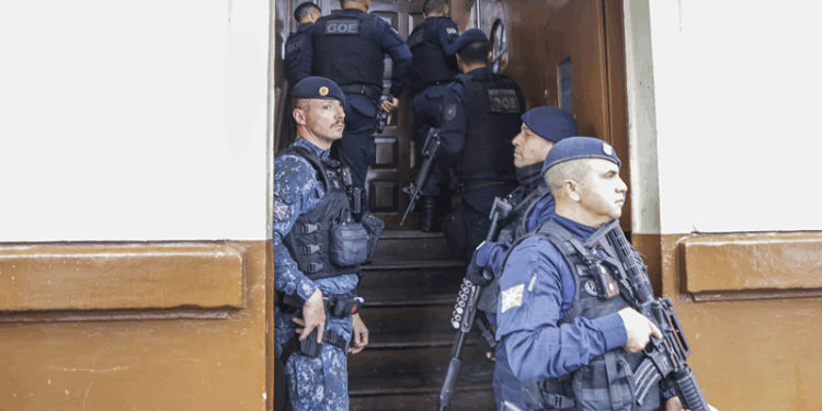 Em operação integrada, Prefeitura interdita dois pensionatos no Centro de Curitiba