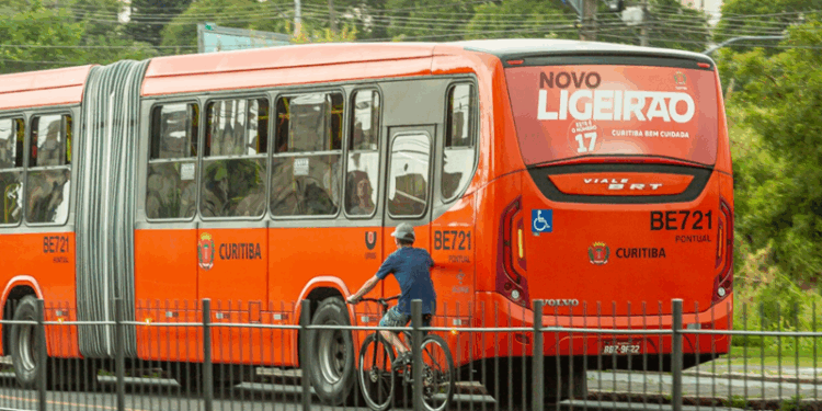 Prefeitura de Curitiba vai reforçar medidas para coibir “rabeira” nos ônibus
