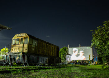 Praia da Ilha do Mel e Estação Ferroviária de Paranaguá recebem sessões gratuitas de cinema