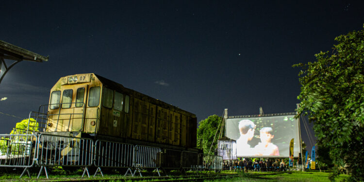Praia da Ilha do Mel e Estação Ferroviária de Paranaguá recebem sessões gratuitas de cinema