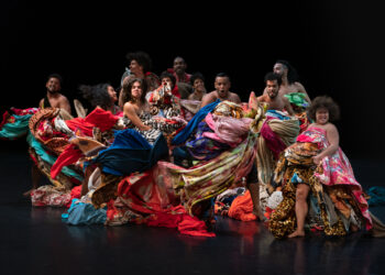 Premiado no Brasil e com temporada em Paris, espetáculo de dança de Lia Rodrigues chega ao Festival de Curitiba