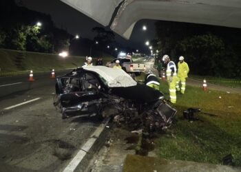 Colisão na BR-277 em Curitiba deixa um morto e outro gravemente ferido; motorista que provocou acidente não foi localizado