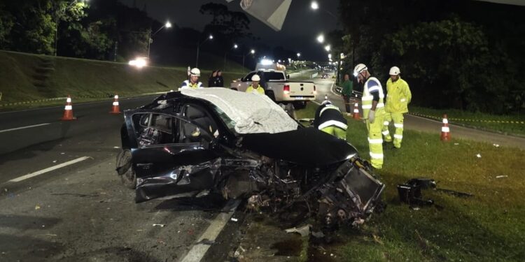 Colisão na BR-277 em Curitiba deixa um morto e outro gravemente ferido; motorista que provocou acidente não foi localizado
