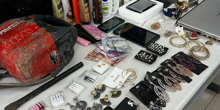 Equipes CORP da Polícia Militar prendem criminosas e recuperam diversos produtos furtados e roubados no centro de Curitiba