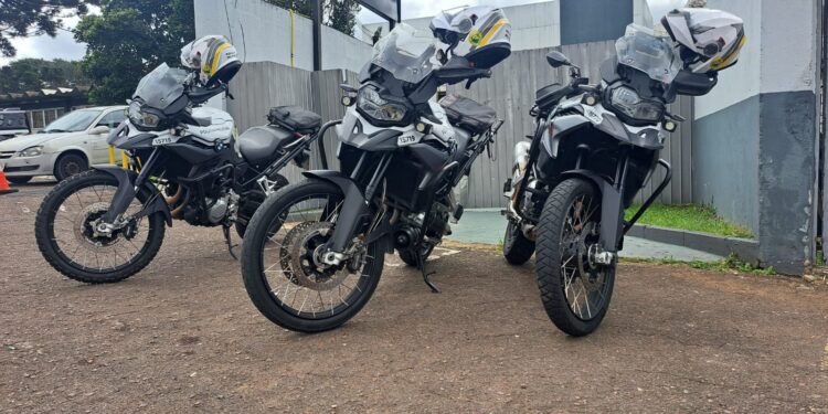 Dupla é presa por tráfico de drogas no Parolin após abordagem do Pelotão Motos motivada por rastreamento de celular roubado