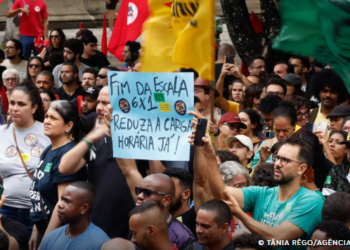 Seis em cada 10 brasileiros apoiam a redução da jornada de trabalho