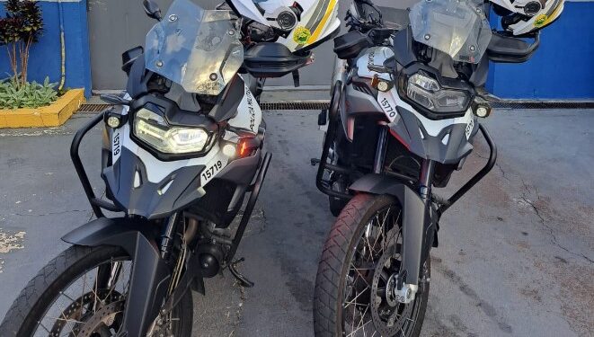 Pelotão Motos prende dois foragidos da Justiça no Centro de Curitiba