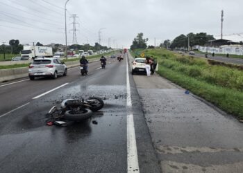 Moto pega fogo após colisão com carro no Contorno Sul