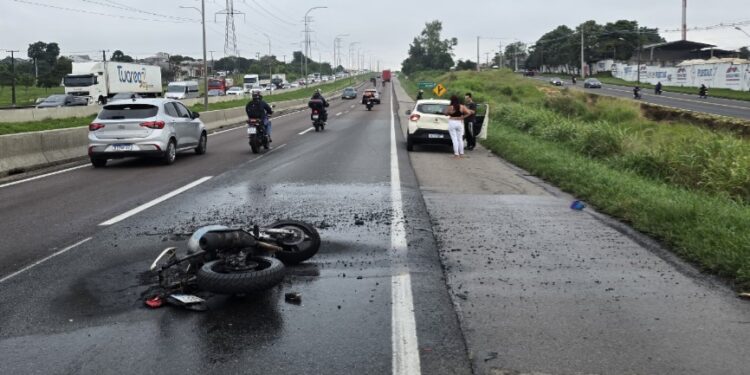 Moto pega fogo após colisão com carro no Contorno Sul