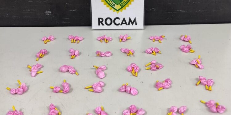 ROCAM aborda indivíduo no Cajuru e encontra buchas de cocaína