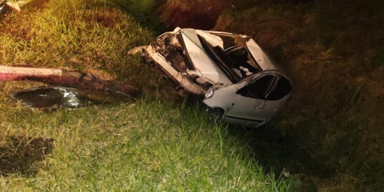 Jovem morre e condutor fica ferido após capotamento na BR-277, em Curitiba