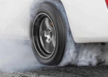 Como se caracteriza a infração por arrancada brusca/direção perigosa?