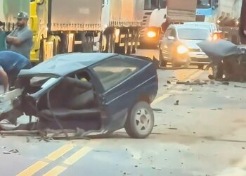 Carro parte ao meio em grave acidente envolvendo caminhões e carros na Rodovia do Xisto